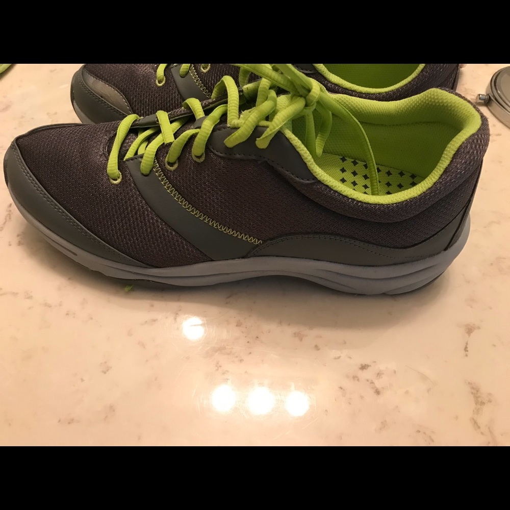 1 pair of Vionic lace up tennis shoes.